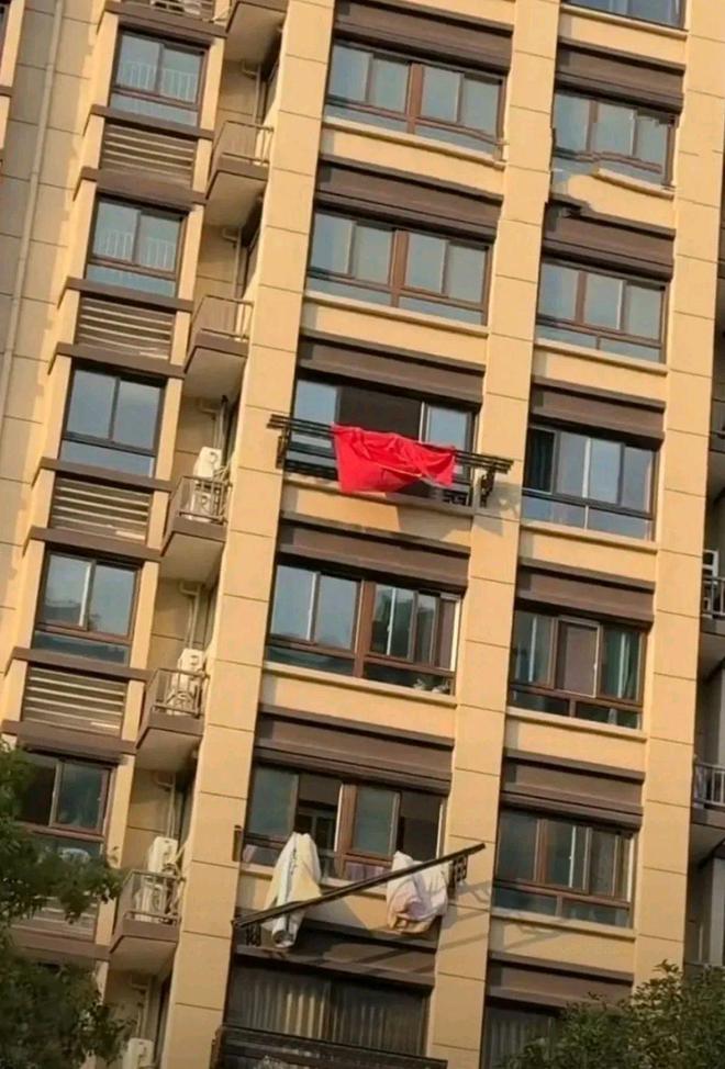 子坠楼？看似安全的地方总会出事K8凯发国际南通有一业主晒被(图7)
